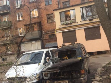 В центре Харькова сгорел автомобиль волонтеров (ФОТО)