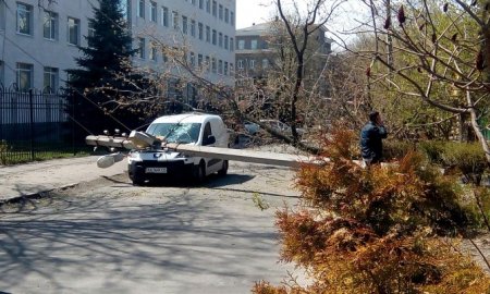 На улице Бакулина столб упал на автомобиль