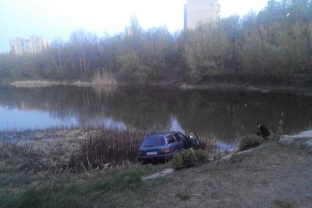 На Салтовке автомобиль слетел в озеро (фото)