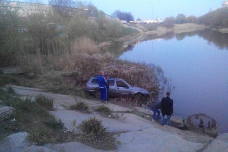 На Салтовке автомобиль слетел в озеро (фото)