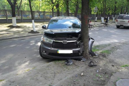 На ХТЗ Toyota врезалась в дерево: трое пострадавших +ФОТО