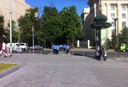 В припаркованной возле ХОГА машине искали взрывчатку (ФОТО)