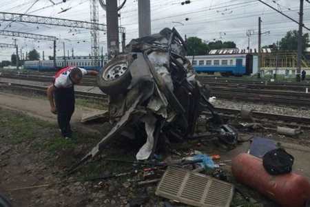 Под Харьковом автомобиль столкнулся с поездом + фото