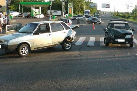 В Харькове на пешеходном переходе столкнулись два "ВАЗа": есть пострадавшие (фото)