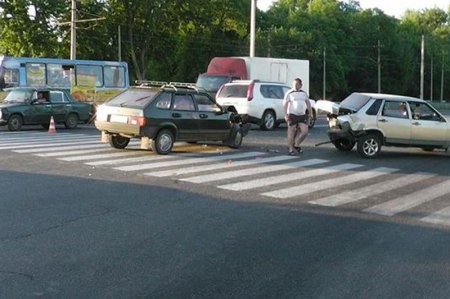 В Харькове на пешеходном переходе столкнулись два "ВАЗа": есть пострадавшие (фото)