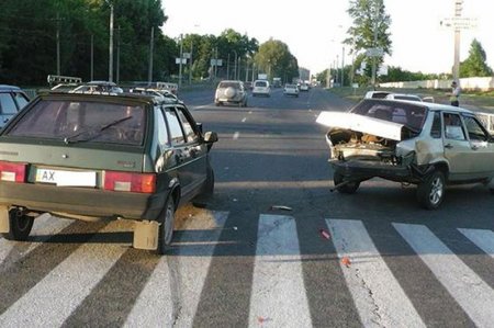 В Харькове на пешеходном переходе столкнулись два "ВАЗа": есть пострадавшие (фото)