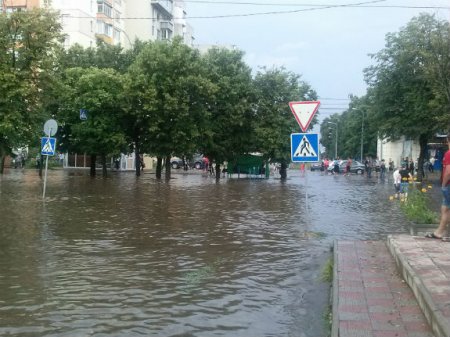 Ливень и град в Харькове (ФОТО, ВИДЕО)