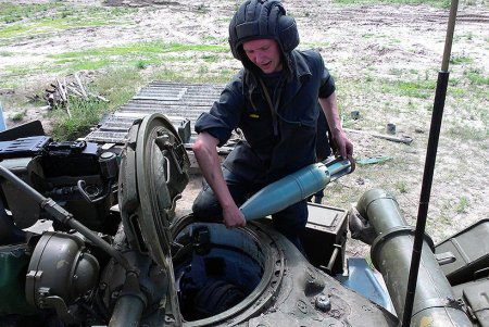 На Харьковщине военные стреляли из танков Т-64БВ: фоторепортаж