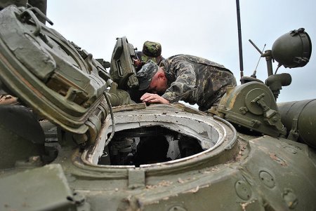 На Харьковщине военные стреляли из танков Т-64БВ: фоторепортаж