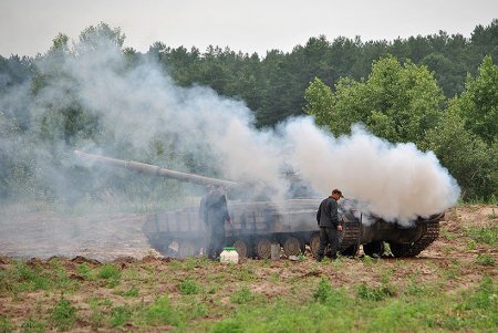 На Харьковщине военные стреляли из танков Т-64БВ: фоторепортаж