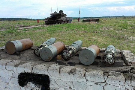 На Харьковщине военные стреляли из танков Т-64БВ: фоторепортаж