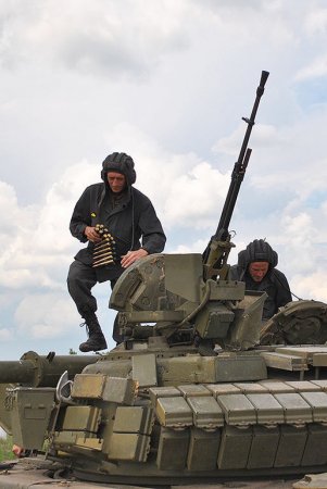 На Харьковщине военные стреляли из танков Т-64БВ: фоторепортаж