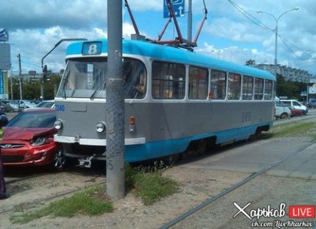 В Харькове - тройное ДТП с участием трамвая (ФОТО) 