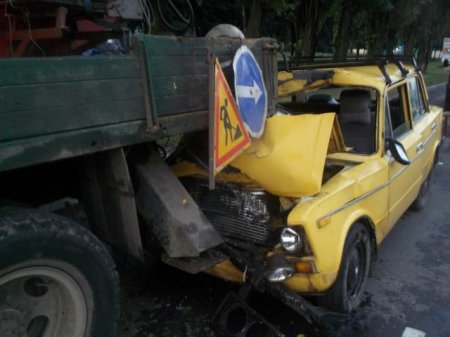 На Салтовке легковушка врезалась в припаркованную автовышку (ФОТО)