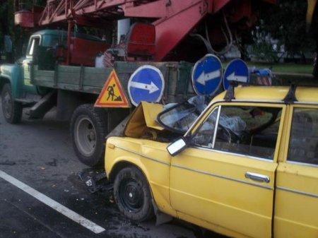 На Салтовке легковушка врезалась в припаркованную автовышку (ФОТО)