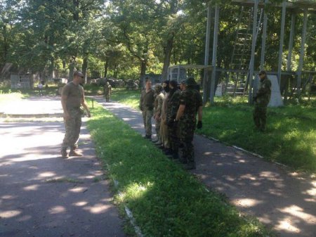 В Харькове местная "Самооборона" тренируется со спецбатальоном МВД (фото)