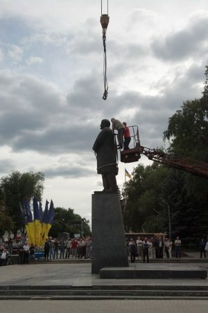 На Харьковщине "упал" ещё один Ленин (ФОТО)