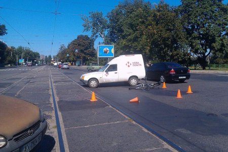 На Московском проспекте курьер "Новой почты" сбил велосипедиста