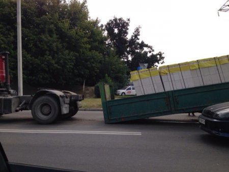 Внимание: пробки! На Новгородской фура «потеряла» прицеп (ФОТО)