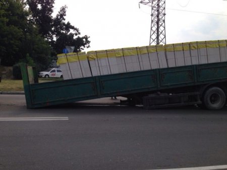 Внимание: пробки! На Новгородской фура «потеряла» прицеп (ФОТО)