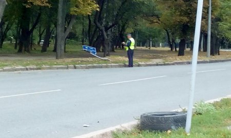 На Отакара Яроша иномарка снесла дорожный знак