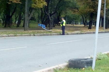 На Павловом поле автомобиль сбил столб (фото)