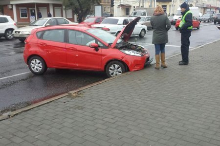 На площади Руднева блондинка въехала в бордюр (фото)