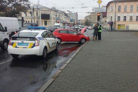 На площади Руднева блондинка въехала в бордюр (фото)