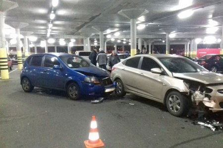 На парковке торгового центра разбились два автомобиля (фото)