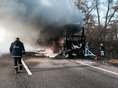 На трассе Харьков — Киев дотла выгорел пассажирский автобус