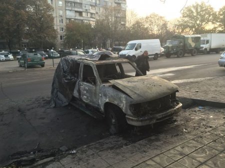 Неизвестные сожгли автомобиль волонтеров в Харькове (ФОТО)