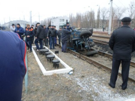 На ЮЖД вагон раздавил трактор и вызвал утренний транспортный коллапс для пассажиров электрички (ФОТО)