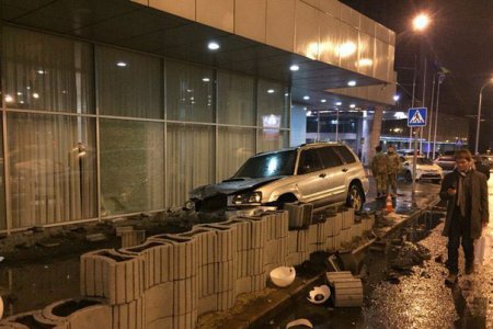 В центре внедорожник вылетел с проезжей части (фото)