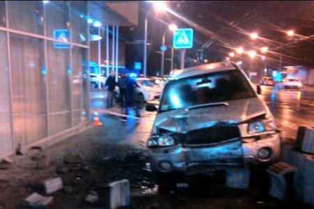 В центре внедорожник вылетел с проезжей части (фото)