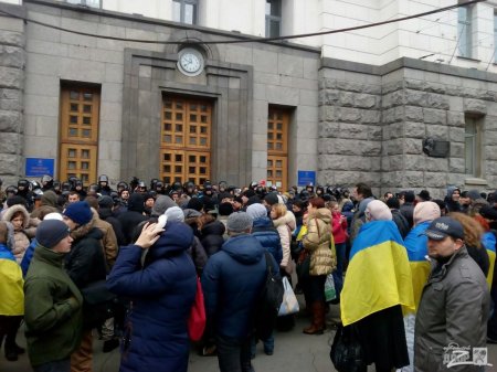 В Харькове у здания горсовета активисты устроили потасовку