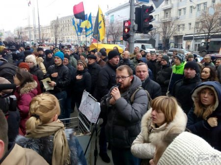 В Харькове у здания горсовета активисты устроили потасовку