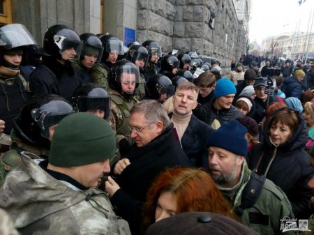 В Харькове у здания горсовета активисты устроили потасовку