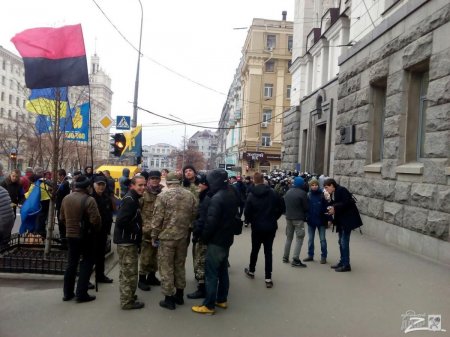 В Харькове у здания горсовета активисты устроили потасовку