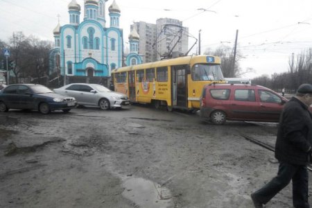 На Салтовке машина врезалась в трамвай (фото)