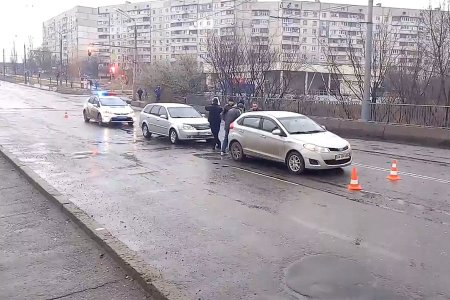 На Салтовке на мосту столкнулись автомобили (видео)