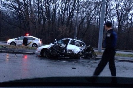 На Белгородском шоссе авто разбилось об столб (фото)