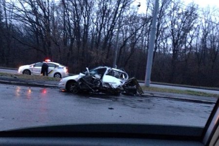 На Белгородском шоссе авто разбилось об столб (фото)