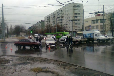 На Салтовке - массовое ДТП (фото)