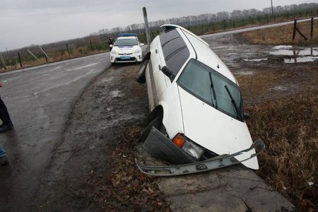 На окружной дороге Volkswagen вылетел в кювет (фото)