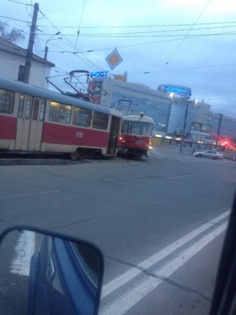 В Харькове трамвай опять сошел с рельс (ФОТО)