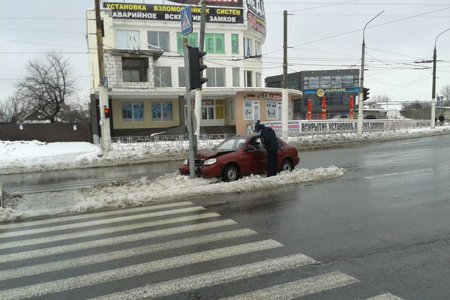 В районе "Барабашово" Lanos протаранил светофор (фото)