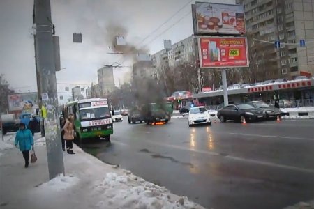 На Алексеевке на дороге загорелся автомобиль (видео)