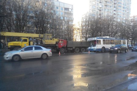 На Салтовке столкнулись троллейбус, автокран и "Камаз" (фото, видео)