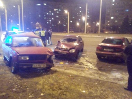 На Алексеевке "легковушка" на большой скорости протаранила два автомобиля (ФОТО)