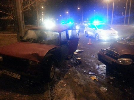 На Алексеевке "легковушка" на большой скорости протаранила два автомобиля (ФОТО)